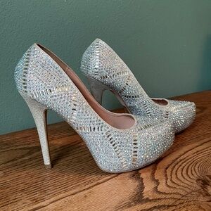 Lauren Lorraine Beautiful Silver Shimmer Sparkling Spike Heels   Size 8.5